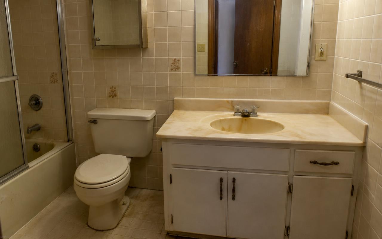 Bathroom before renovation